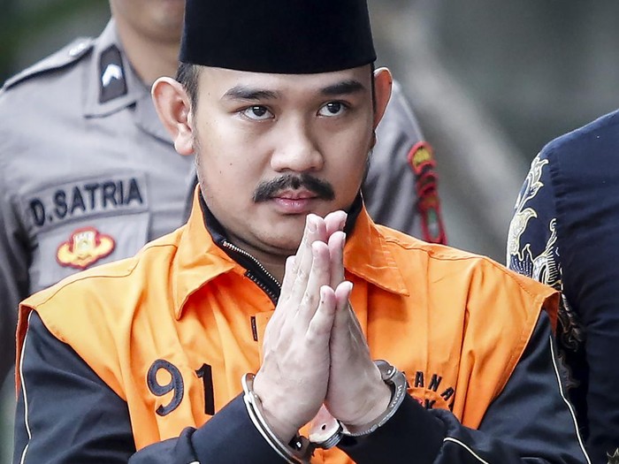 Tersangka kasus dugaan tindak pidana korupsi terkait suap ijon proyek di Kabupaten Bekasi Ade Kuswara Kunang (kanan) berjalan menuju ruang pemeriksaan di Gedung Merah Putih KPK, Jakarta, Selasa (6/1/2026). KPK melakukan pemeriksaan terhadap mantan Bupati Bekasi Ade Kuswara Kunang sebagai tersangka dalam kasus tersebut. ANTARA FOTO/Asprilla Dwi Adha/rwa.