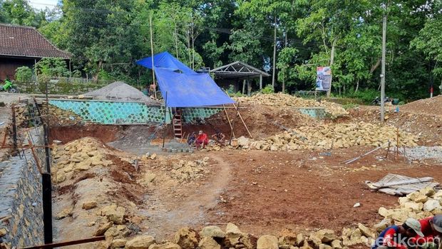 Masjid dirobohkan di Wonosari Suasana pembangunan talut dan pondasi cakar ayam Masjid Al Huda, Gari, Wonosari, Gunungkidul, Selasa (6/1/2026).