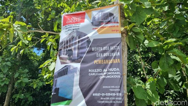 Suasana pembangunan talut dan pondasi cakar ayam Masjid Al Huda, Gari, Wonosari, Gunungkidul, Selasa (6/1/2026).