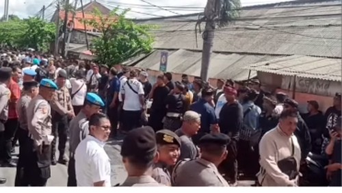 Puluhan orang geruduk Polresta Denpasar memberi dukungan moral kepada Gus Kris, Selasa (6/1/2026).