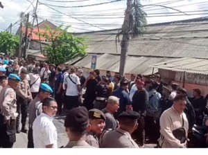 Massa Geruduk Polresta Denpasar Beri Dukungan untuk Gus Kris