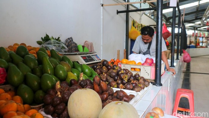 Pasar Kombongan di kawasan Kemayoran, Jakarta Pusat, kembali beroperasi usai direvitalisasi setelah sempat mangkrak selama empat tahun akibat pandemi Covid-19, Selasa (6/1/2026). Pasar tradisional ini kini tampil dengan wajah baru yang lebih tertata dan modern.