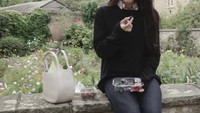Di Instagram Yasmin, aktris 22 tahun ini sering mengabadikan momennya traveling dan kulineran. Seperti potretnya saat jalan-jalan di Inggris dan ngemil strawberry. Foto: Instagram @yasminnapper