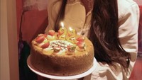 Pemain film ‘Musuh Dalam Selimut’ ini baru saja merayakan ulang tahunnya yang ke-22 pada bulan November. Ia mendapatkan kue strawberry kesukaannya. Foto: Instagram @yasminnapper
