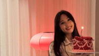 Ulang tahun Yasmin dirayakan dengan sederhana, ada satu cake cantik lagi yang ia terima. Bentuknya menyerupai pita berwarna merah muda. Foto: Instagram @yasminnapper