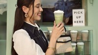 Punya banyak followers di Instagram, Yasmin rajin bagikan foto-fotonya. Salah satunya saat berkunjung ke salah satu event dan ada pop-up cafe di mana ia memesan matcha. Foto: Instagram @yasminnapper
