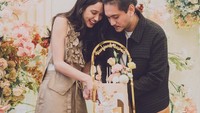Menjalin hubungan asmara dari 2021, tentunya ada banyak momen manis yang dilalui Giorgino dan Yasmin. Salah satunya dalam perayaan potong kue ini. Foto: Instagram @yasminnapper