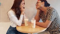 Menjalin hubungan selama 4 tahun, ini potret awal kedekatan Yasmin dengan Giorgino. Mereka tampak menikmati dua gelas milkshake vanilla.  Foto: Instagram @yasminnapper