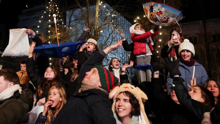 Parade Tiga Orang Bijak kembali memeriahkan Kota Madrid, Spanyol, Senin (5/1/2026), dalam rangka perayaan hari raya Epifani. Ribuan warga dan wisatawan memadati ruas-ruas jalan utama untuk menyaksikan tradisi tahunan yang selalu dinanti, terutama oleh anak-anak. REUTERS/Violeta Santos Moura