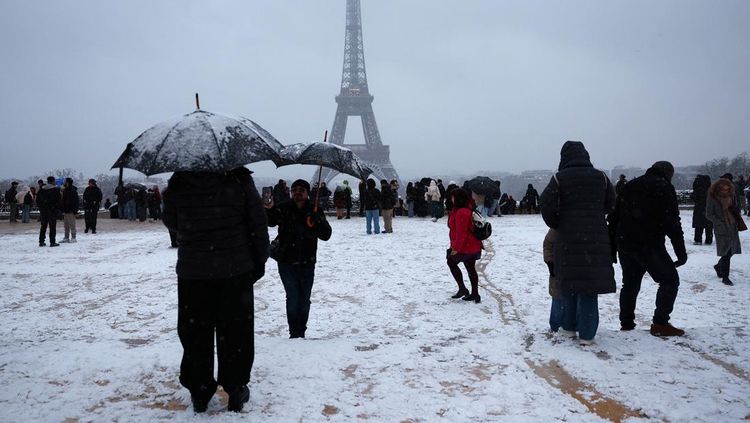 Paris Memutih, Menara Eiffel Berselimut Salju Langka Musim Dingin