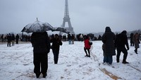 Paris Memutih, Menara Eiffel Berselimut Salju Langka Musim Dingin