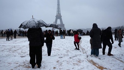 Paris Memutih, Menara Eiffel Berselimut Salju Langka Musim Dingin