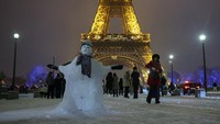 Hujan salju yang melanda Paris menyebabkan jalanan licin dan lalu lintas tersendat, memaksa warga beradaptasi dengan kondisi cuaca ekstrem. REUTERS/Gonzalo Fuentes