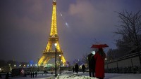 Pesona Menara Eiffel, Paris (Gonzalo Fuentes/Reuters)