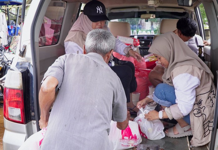 Legislator Gerindra Tinjau Banjir & Bagi-bagi Sembako buat Warga di Kalsel, Bantu Warga Terdampak Bencana