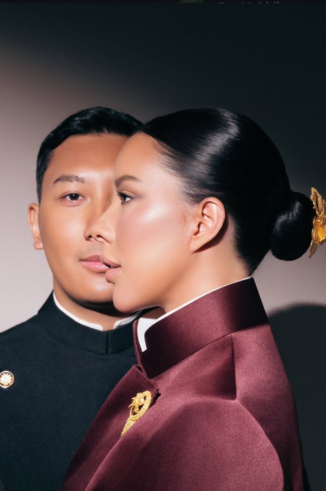 Rambut Patricia ditata sleek ke belakang dalam sanggul rendah klasik, memperkuat kesan anggun, dewasa, dan berwibawa. Mempercantik rambutnya, Patricia juga mengenakan tusuk konde berbentuk bunga yang berwarna emas. Foto: Instagram/@pschuldtz