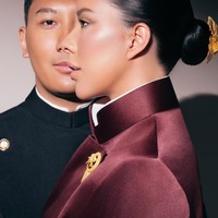 Rambut Patricia ditata sleek ke belakang dalam sanggul rendah klasik, memperkuat kesan anggun, dewasa, dan berwibawa. Mempercantik rambutnya, Patricia juga mengenakan tusuk konde berbentuk bunga yang berwarna emas. Foto: Instagram/@pschuldtz