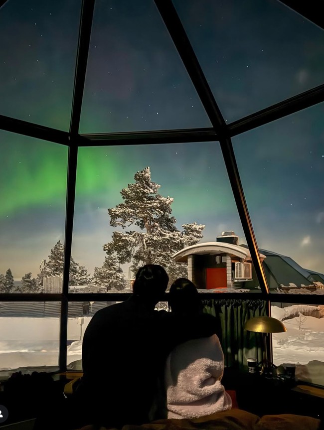 Selama berpacaran, Darma dan Patricia sudah beberapa kali berlibur bersama. Salah satu yang pernah dikunjungi keduanya ialah Finland. Keduanya terlihat romantis saat memandangi aurora bersama. Foto: Instagram/@pschuldtz