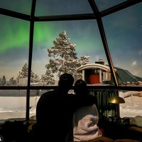 Selama berpacaran, Darma dan Patricia sudah beberapa kali berlibur bersama. Salah satu yang pernah dikunjungi keduanya ialah Finland. Keduanya terlihat romantis saat memandangi aurora bersama. Foto: Instagram/@pschuldtz