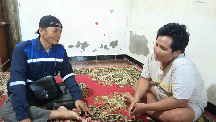 Pelaku penganiayaan (kaos putih) saat dijemput polisi di rumahnya