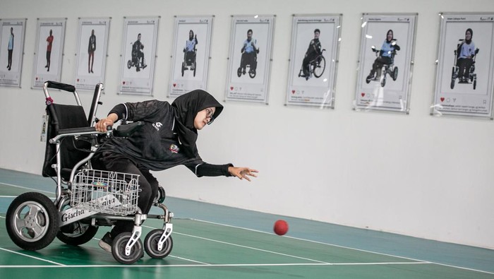 Atlet National Paralympic Committee (NPC) Indonesia cabang olah raga boccia Muhamad Afrizal Syafa melemparkan bola saat mengikuti Pemusatan Latihan Nasional (Pelatnas) di Paralympic Traning Center, Delingan, Karanganyar, Jawa Tengah, Selasa (6/1/2026). Sebanyak 11 atlet mengikuti pemusatan latihan untuk persiapan ASEAN Para Games 2025 di Thailand 20-26 Januari 2026 mendatang. ANTARA FOTO/Mohammad Ayudha/rwa.