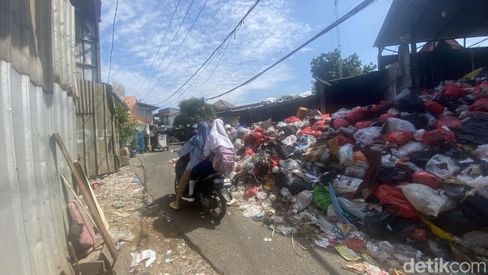 Tumpukan Sampah Tutupi Jalan di TPS Depok, Warga Protes
