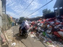 Tumpukan Sampah Tutupi Jalan di TPS Depok, Warga Protes