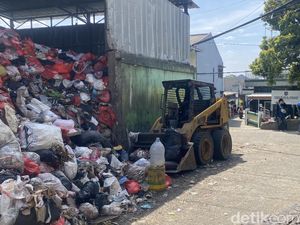 Dinas LHK Depok soal Tumpukan Sampah Tutupi Jalan: Nunggu Giliran Diangkut