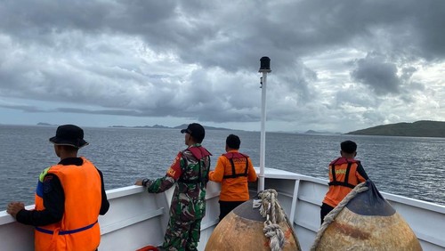 Pencarian korban tenggelam KM Putri Sakinah di perairan Pulau Padar, Labuan Bajo, Taman Nasional Komodo, Manggarai Barat, NTT, Selasa (6/1/2026). (Foto: Dok. Basarnas Maumere)