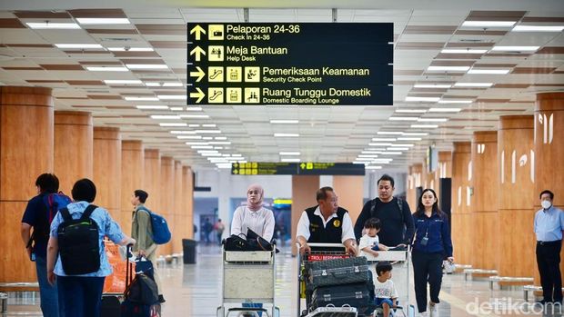 Penumpang di Bandara Juanda saat libur Nataru Penumpang di Bandara Juanda saat libur Nataru