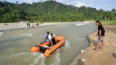 Perahu Karet Jadi Akses Pekerja di Padang Pariaman