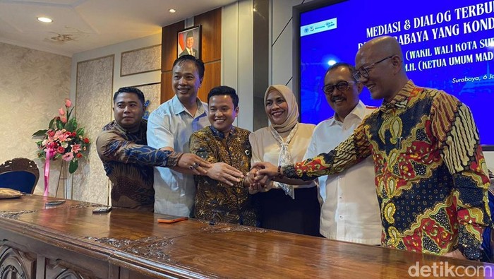 Perdamaian antara Wakil Wali Kota Armuji dengan Ormas Madas Sedarah yang melaporkan Sang Wawali ke Polda Jatim atas kiriman medsos yang dianggap hoaks.