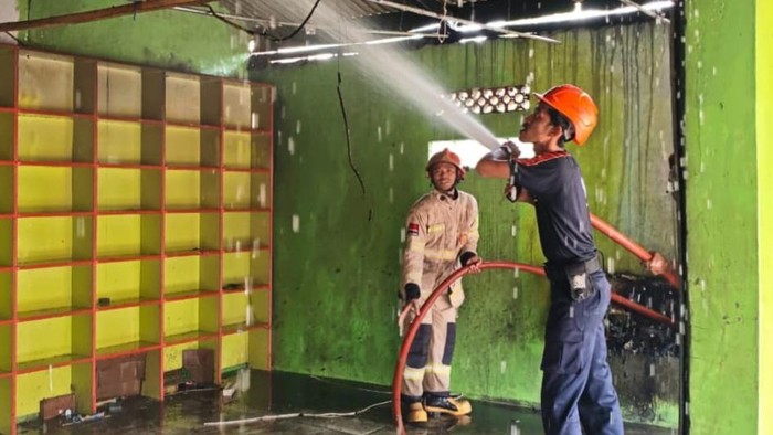 Petugas damkar berusaha memadamkan api di warung Madura, Kabupaten Indramayu, Selasa (6/1/2026).