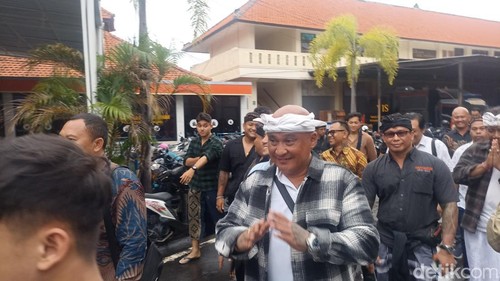 Pihak Gus Kris bersama tim kuasa hukumnya setelah menjalani pemeriksaan di Polresta Denpasar, Selasa (6/1/2025).
