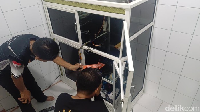 Polisi melakukan olah TKP di Masjid Baburridha, Kelurahan Biraeng, Kecamatan Minasatene, Pangkep yang menjadi sasaran pencurian.