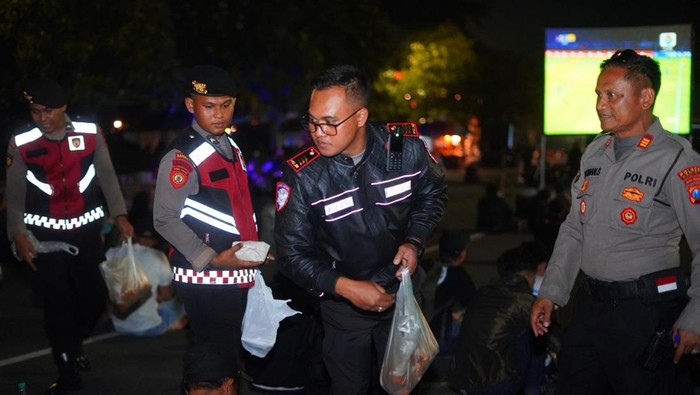 Suporter Persib Bandung Diakomodir Polisi Saat Datang ke Kediri