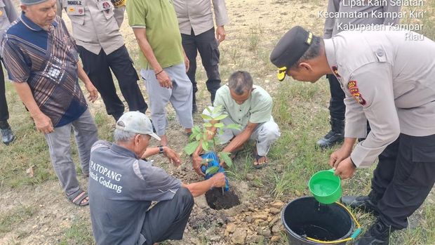 Polsek Kampar Kiri dan Ninik Mamak menanam pohon wujudkan Green Policing.