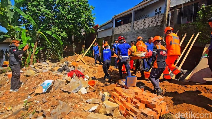 Proses evakuasi buruh bangunan yang terjepit pondasi di Palabuhanratu