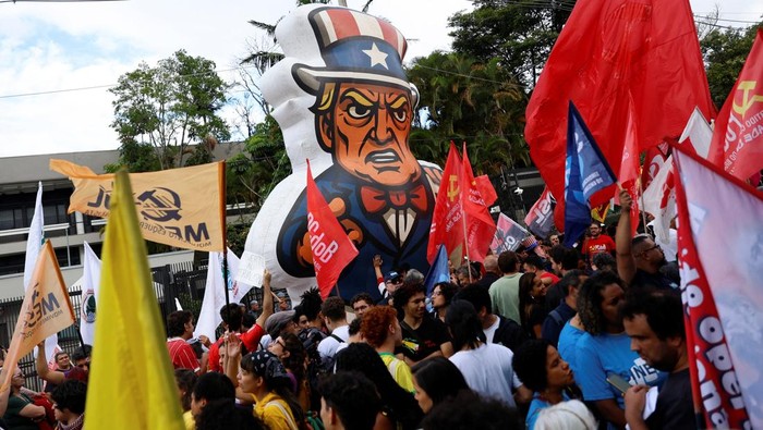 Ribuan warga menggelar aksi protes menentang serangan Amerika Serikat dan penangkapan Presiden Nicolas Maduro di kota Brasil. REUTERS/Tita Baros