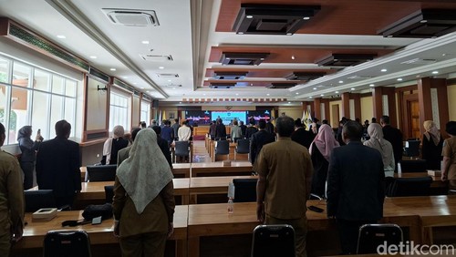 Rapat Paripurna Penetapan Perda tentang Penyelenggaraan Perizinan Berusah di DPRD NTB, Selasa (6/1/2026).