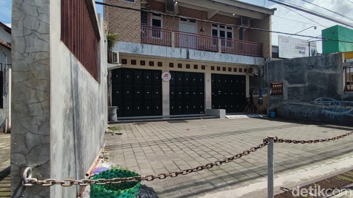 Momen Menegangkan Penggerebekan Markas Scam Jaringan Internasional di Sleman