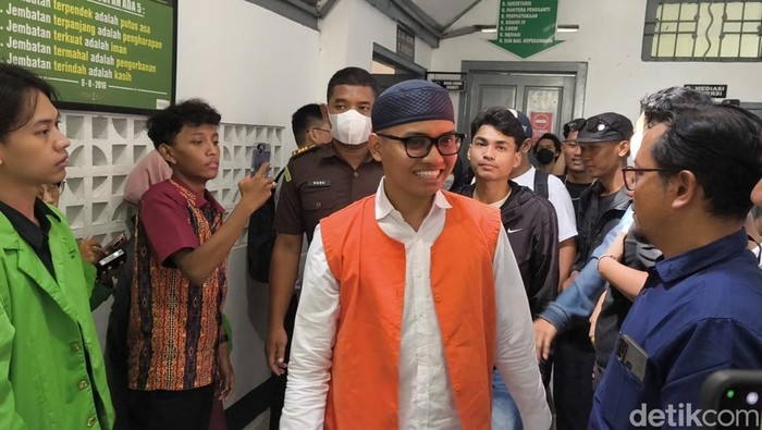 Salah satu terdakwa dalam kasus rusuh demo akhir Agustus di Kota Solo usai sidang di PN Solo, Selasa (6/1/2026).