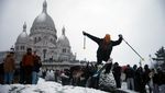 Salju Langka Selimuti Paris, Lereng Montmartre Jadi Arena Ski Dadakan