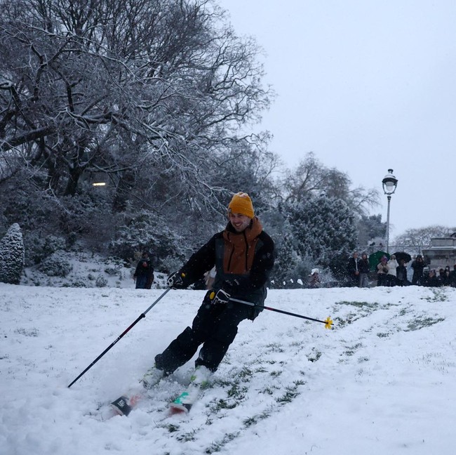 Salju Langka Selimuti Paris, Lereng Montmartre Jadi Arena Ski Dadakan