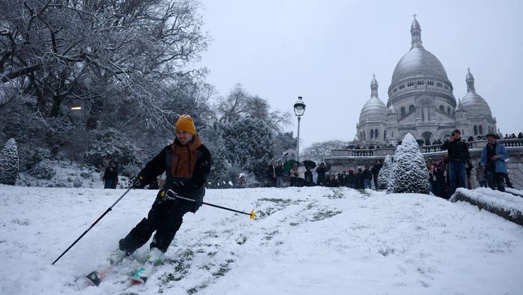 Salju Langka Selimuti Paris, Lereng Montmartre Jadi Arena Ski Dadakan