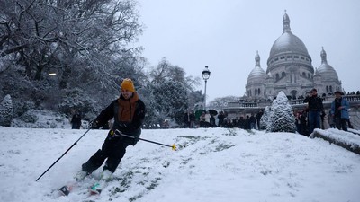 Salju Langka Selimuti Paris, Lereng Montmartre Jadi Arena Ski Dadakan
