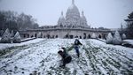 Salju Langka Selimuti Paris, Lereng Montmartre Jadi Arena Ski Dadakan