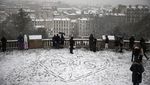 Salju Langka Selimuti Paris, Lereng Montmartre Jadi Arena Ski Dadakan
