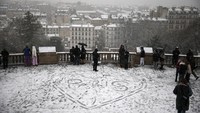 Meski membawa kegembiraan, hujan salju di Paris juga berdampak pada aktivitas kota, memicu kemacetan lalu lintas dan pembatasan jadwal penerbangan. REUTERS/Sarah Meyssonnier
