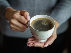 Jangan Langsung Ngopi! Tren 90 Menit Ini Disebut Bikin Efek Lebih Maksimal